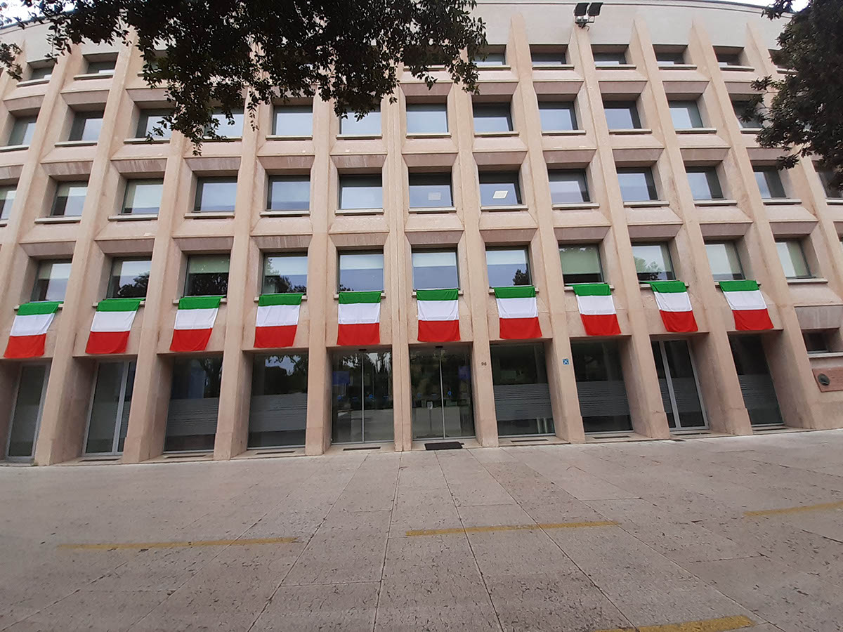 sede camera di commercio bandiere tricolore