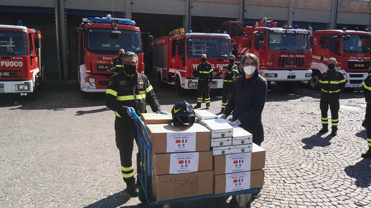 sindaco di verona sboarina mascherine ai vigili del fuoco pompieri