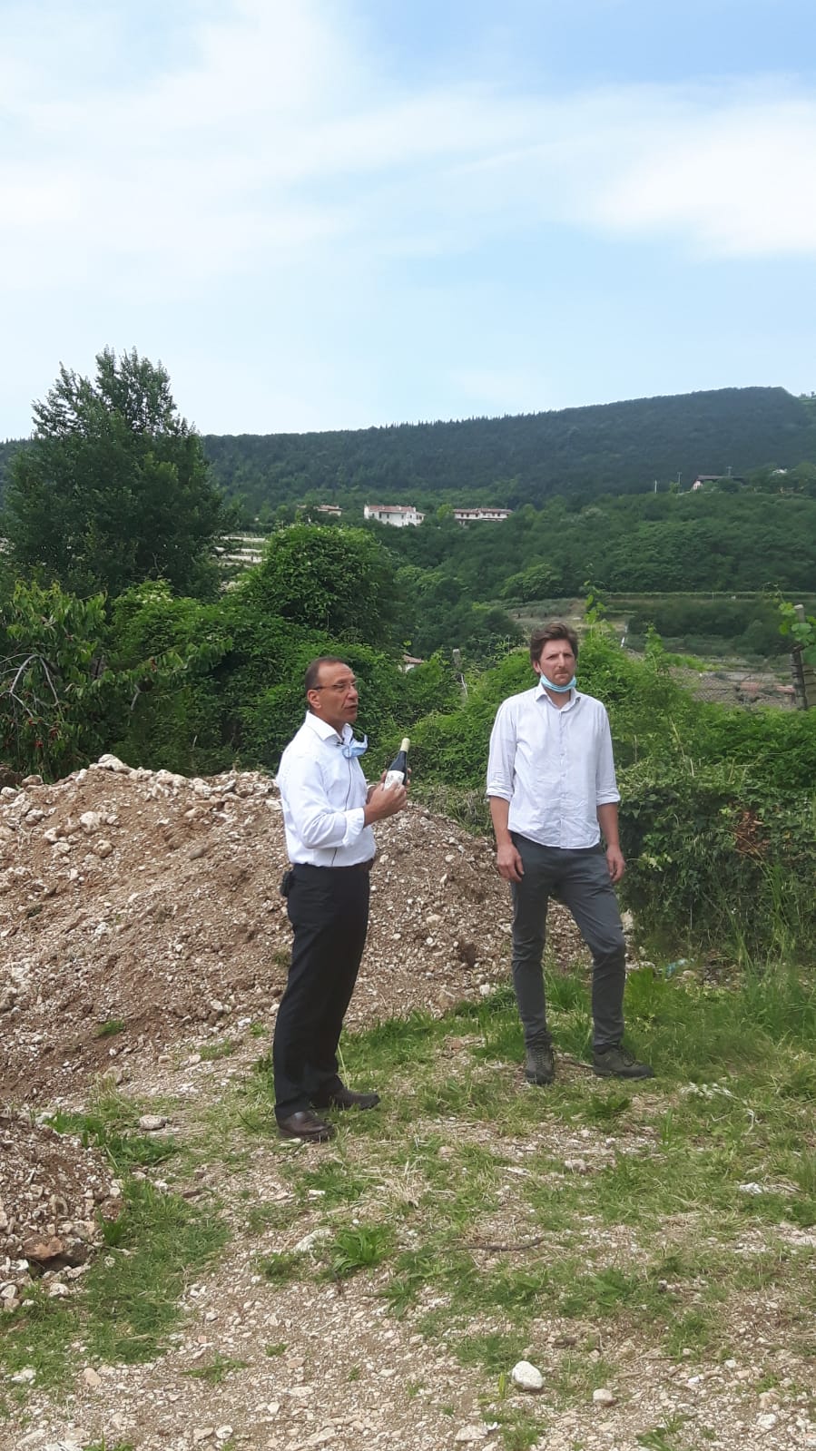 Daniele Accordini e Manuele Bronzato nella vigna in via Villa con Amarone Villa