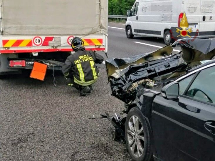 a4 tamponato camion sostanze infiammabili