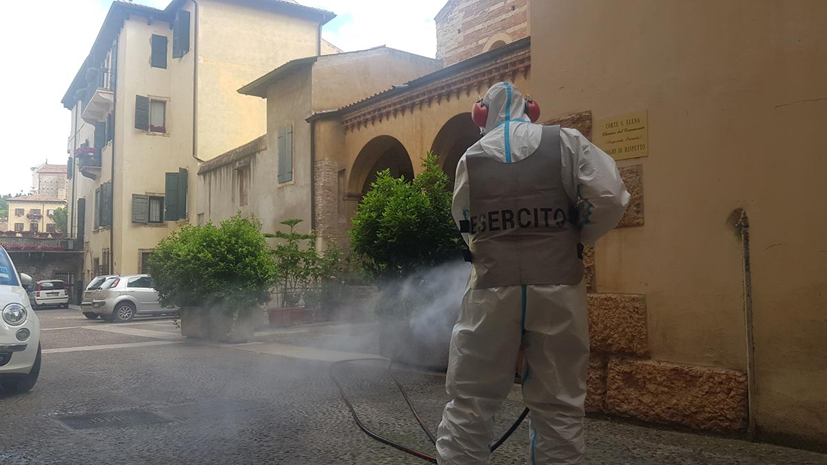 esercito italiano igienizza duomo di verona 