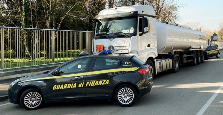 Le fiamme gialle controllano un camion che trasporta carburanti (foto d'archivio).