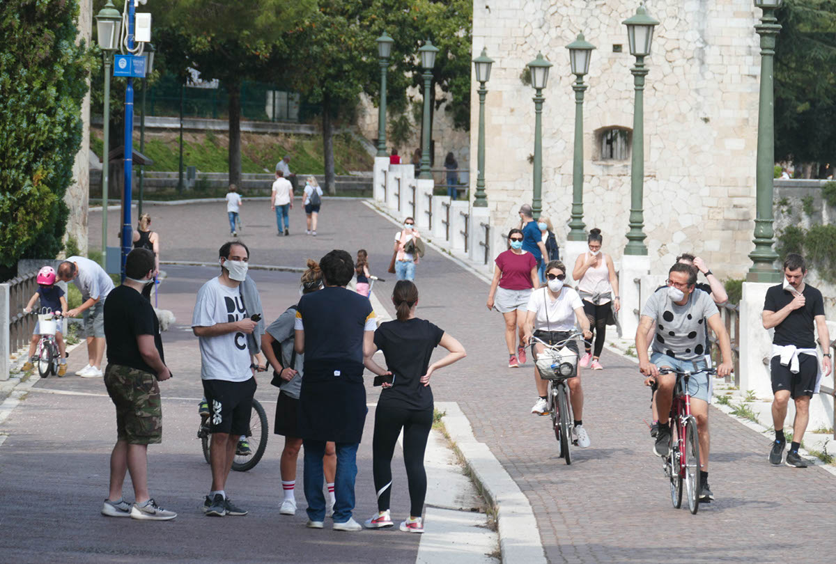 persone in centro a verona mascherine passeggiata