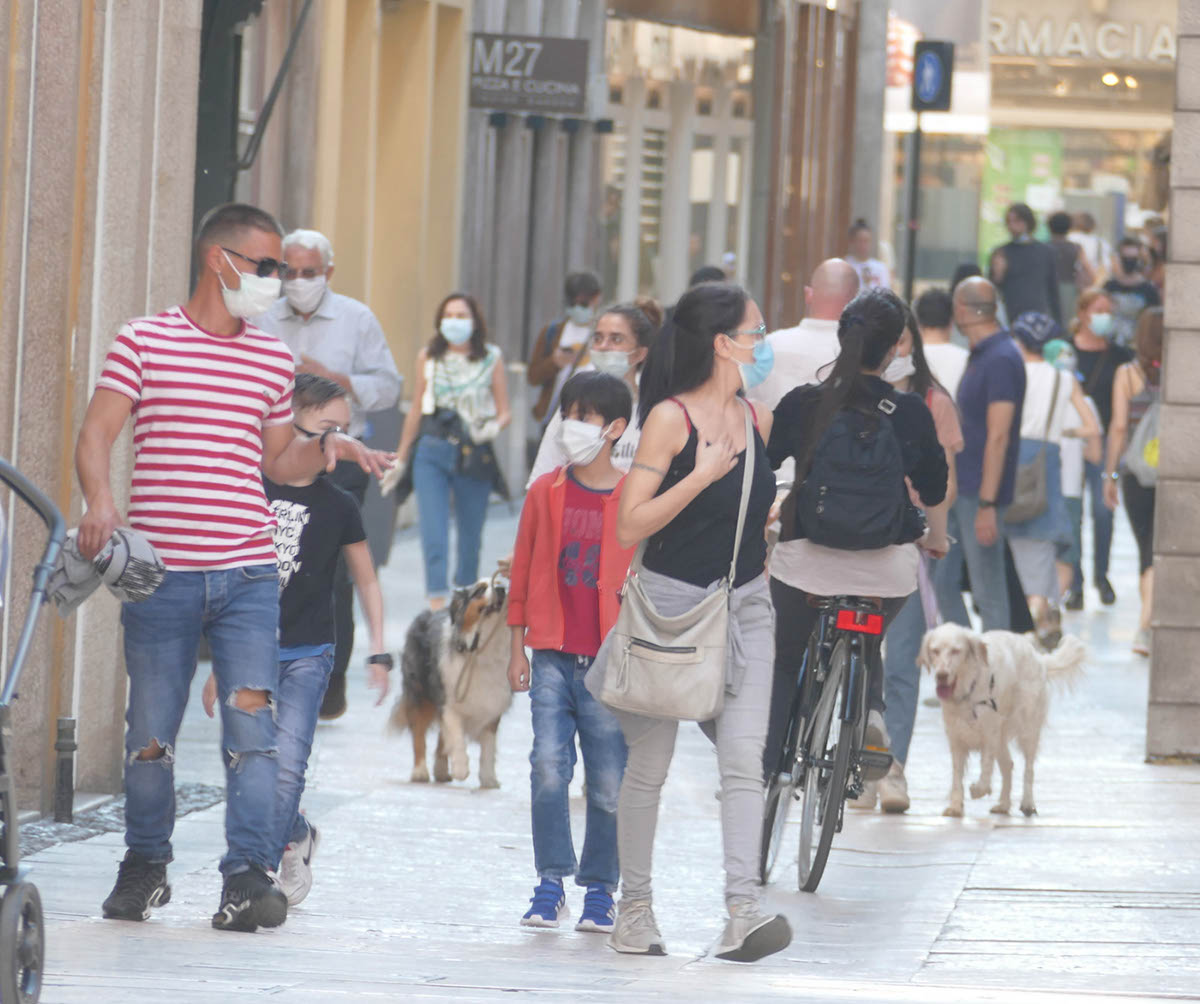 persone in centro a verona mascherine passeggiata