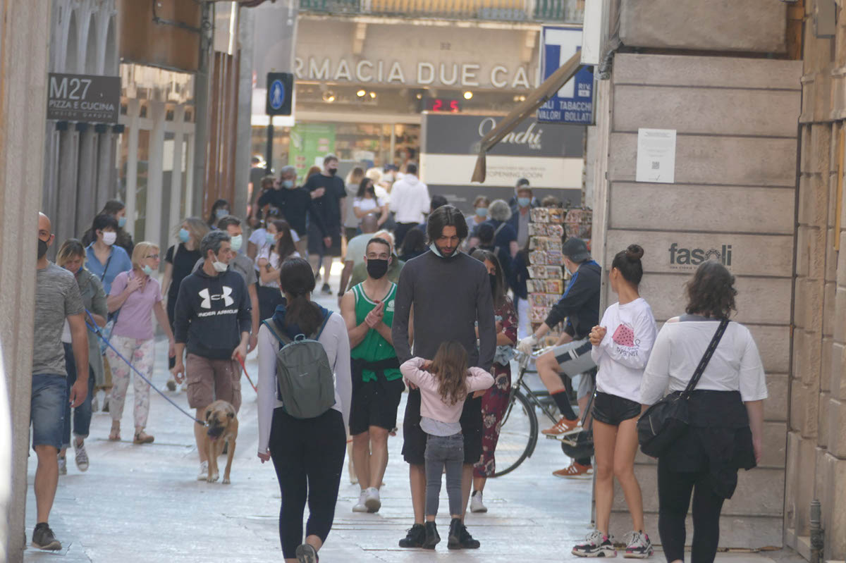 persone in centro a verona mascherine passeggiata