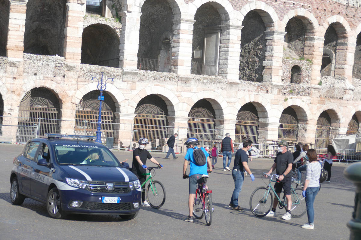 persone in centro a verona mascherine passeggiata