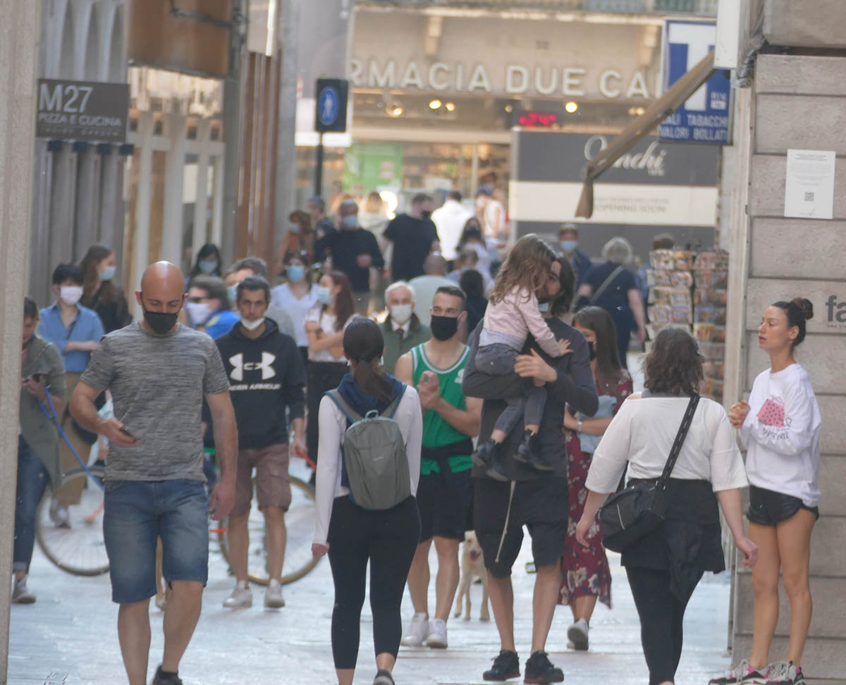 persone in centro a verona mascherine passeggiata