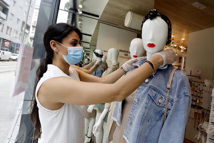 riaprono bar negozi negozio