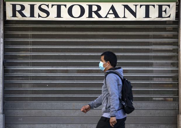 Serranda abbassata di un ristorante.
