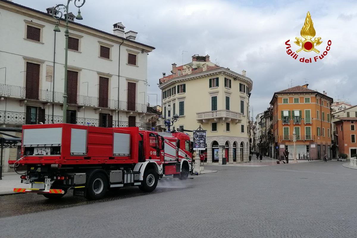 sanificazione vigili del fuoco - piazza Bra