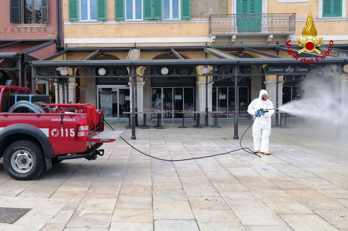 sanificazione vigili del fuoco - piazza Bra
