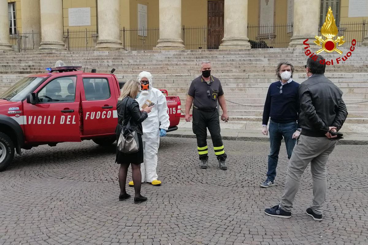 sanificazione vigili del fuoco - piazza Bra