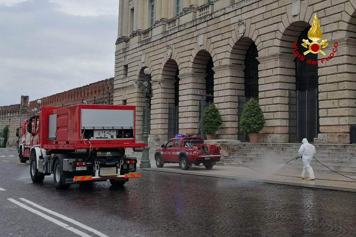 sanificazione vigili del fuoco - piazza Bra