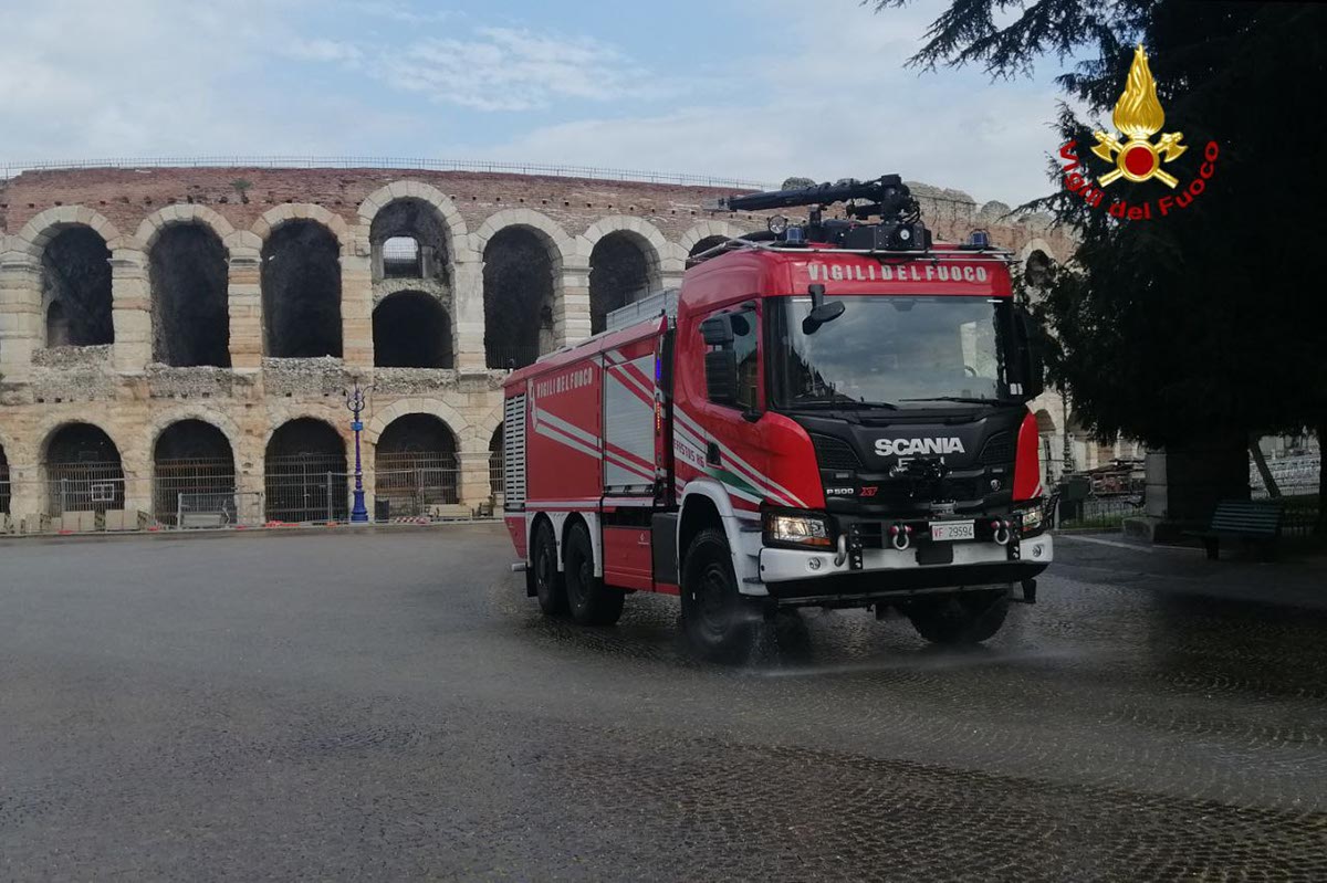 sanificazione vigili del fuoco - piazza Bra