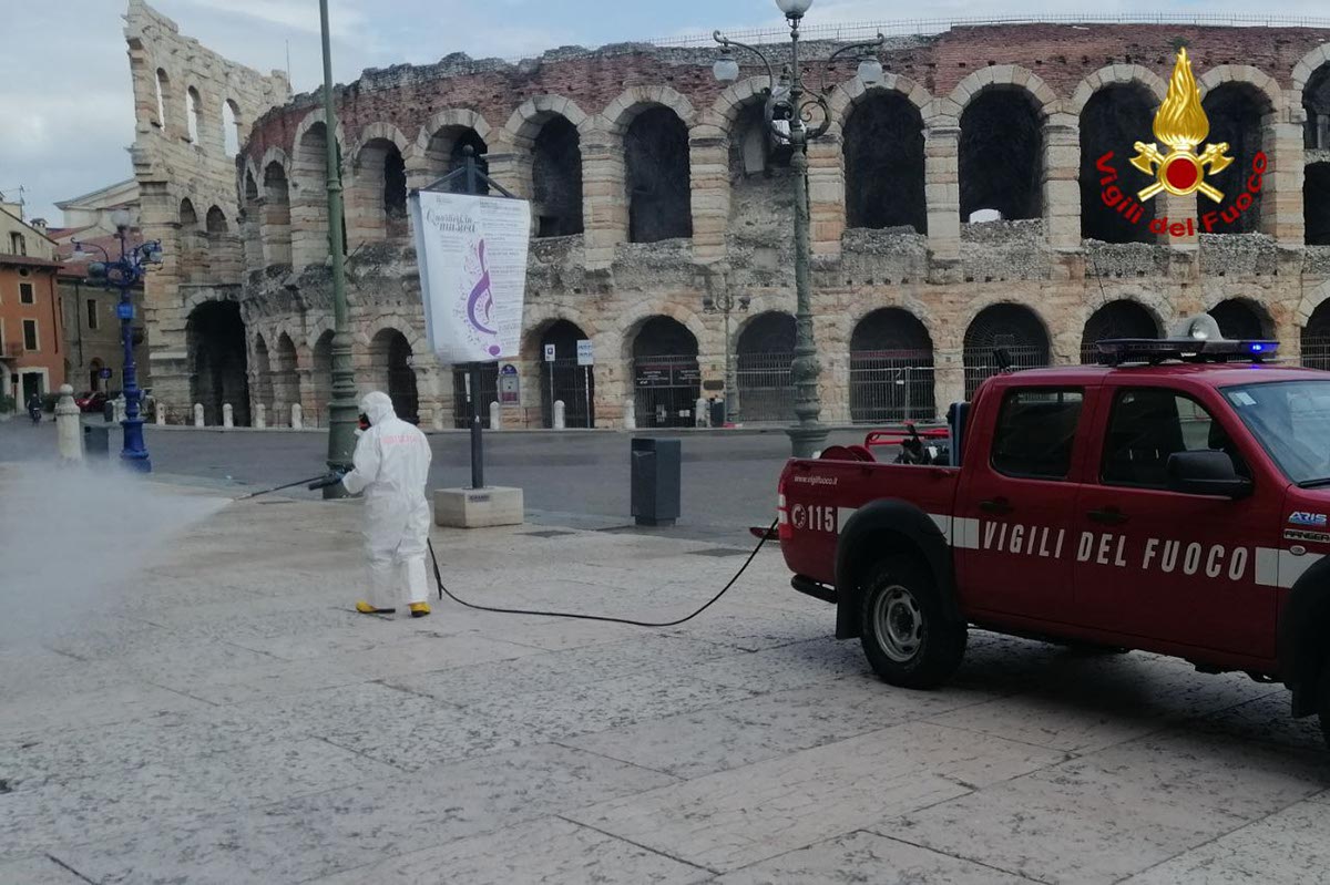 sanificazione vigili del fuoco - piazza Bra