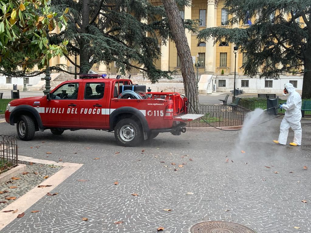 sanificazione vigili del fuoco - piazza Bra