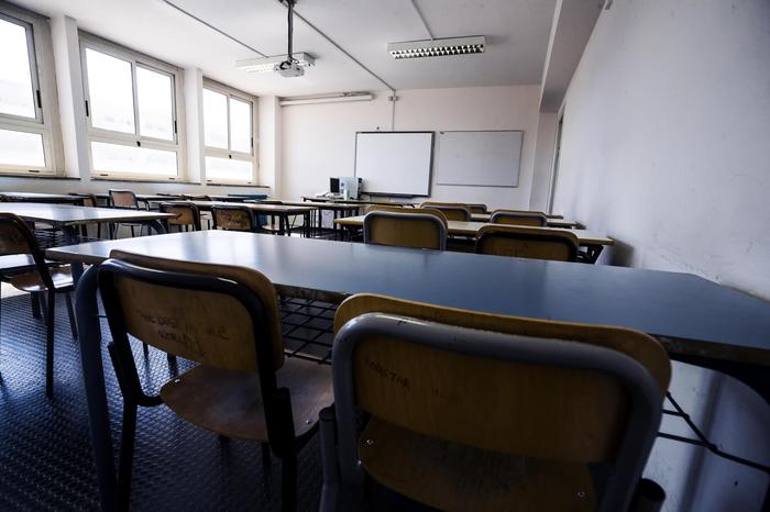 scuola mezza classe aula