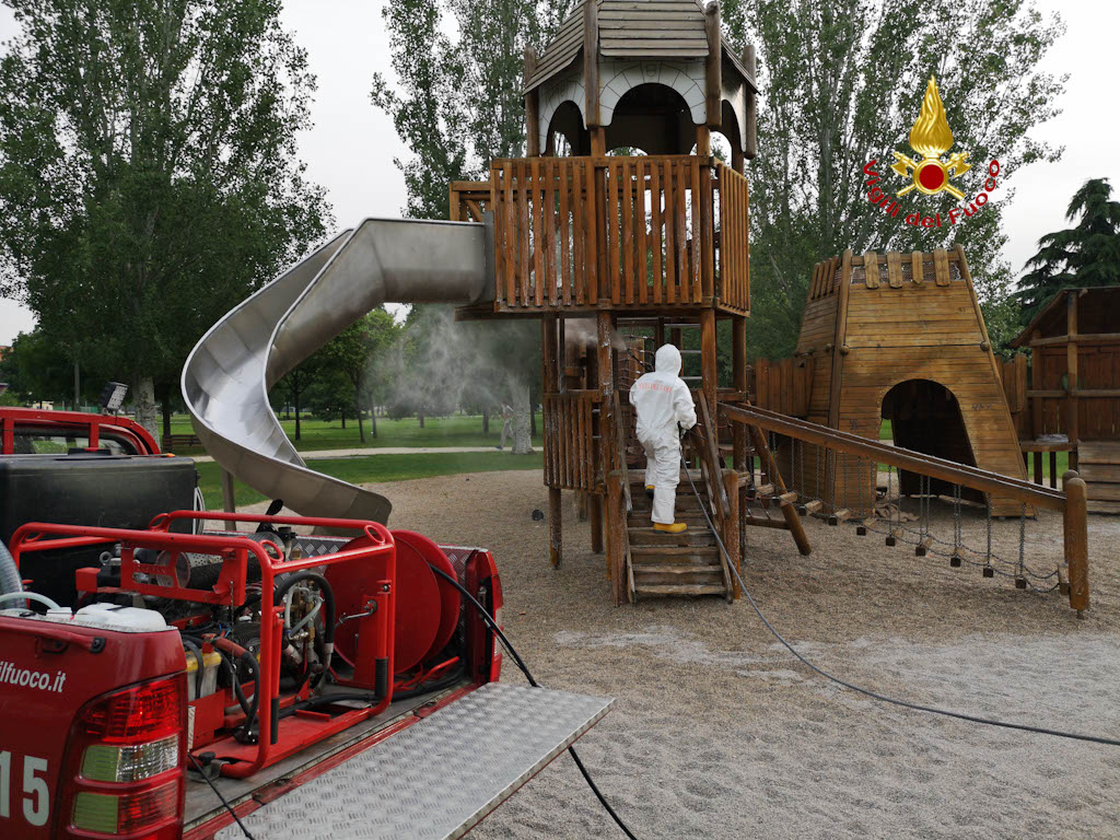 vigili del fuoco - sanificazione parchi gioco verona