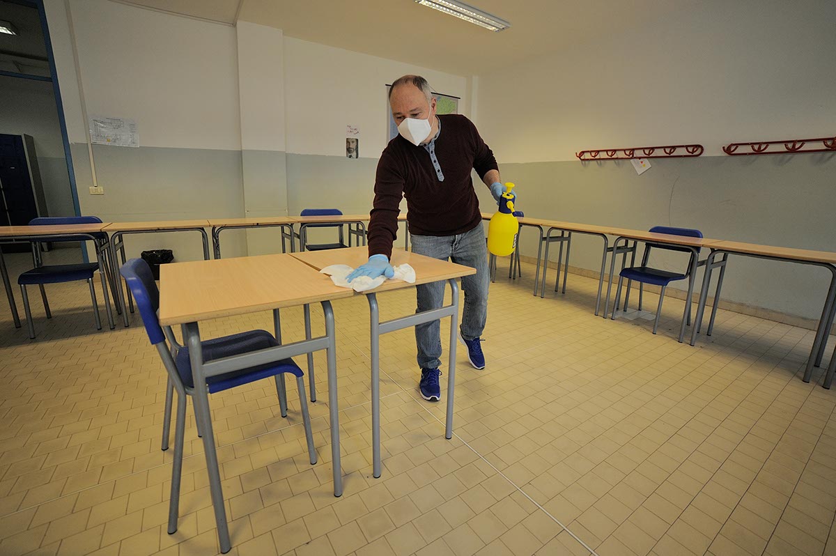 IMAGO ECONOMICA 2020 - bidello scuola maturità 2020 scuola scuole calendario veneto