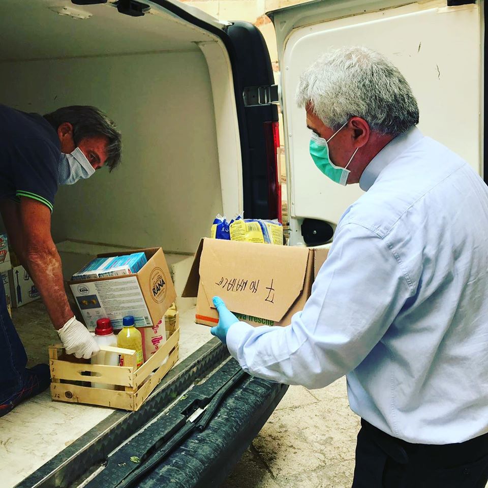 Monsignor Gino Zampieri nuovo direttore Caritas Diocesana Veronese aiuta un Emporio