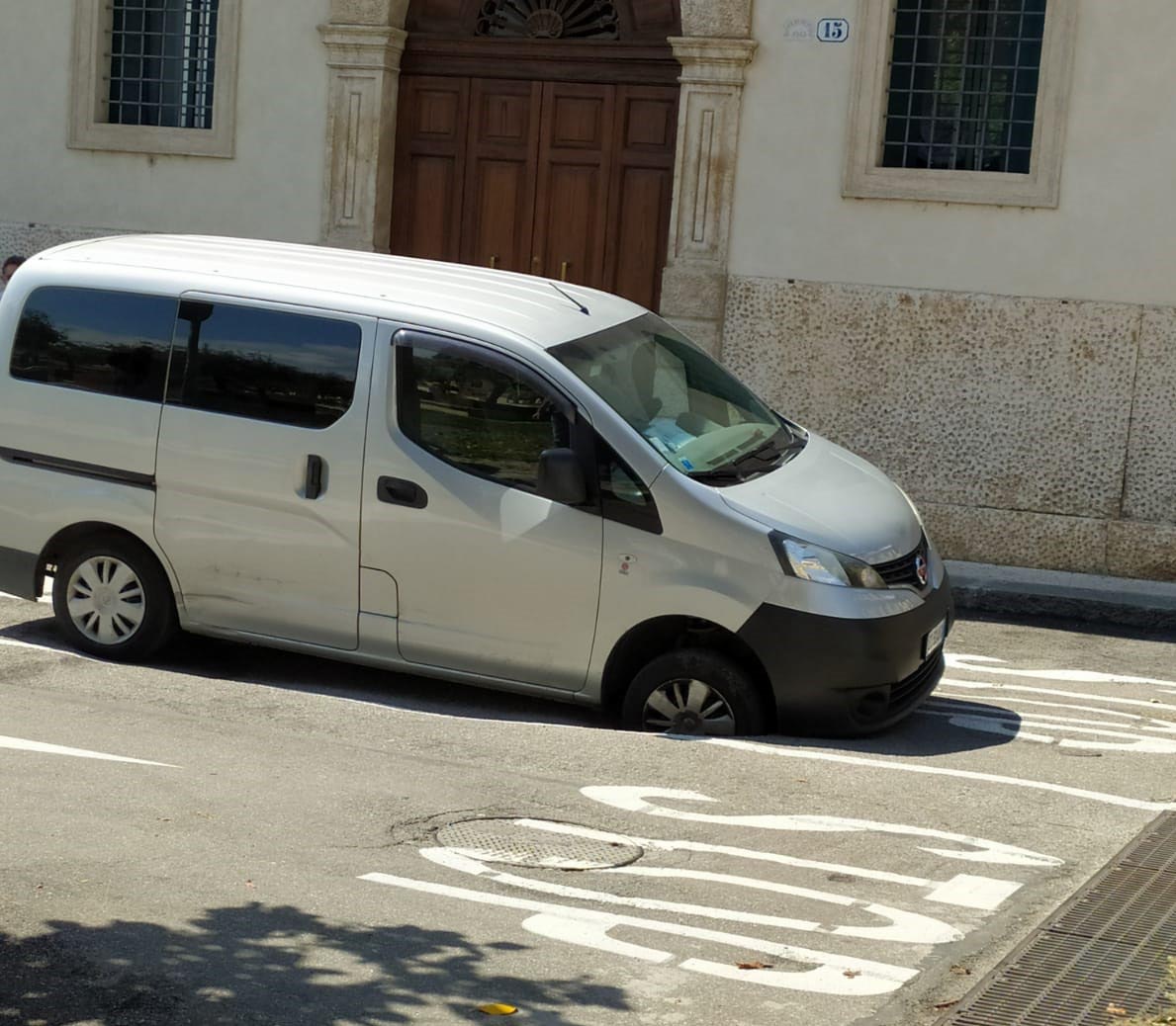 asfalto sfondato piazza isolo