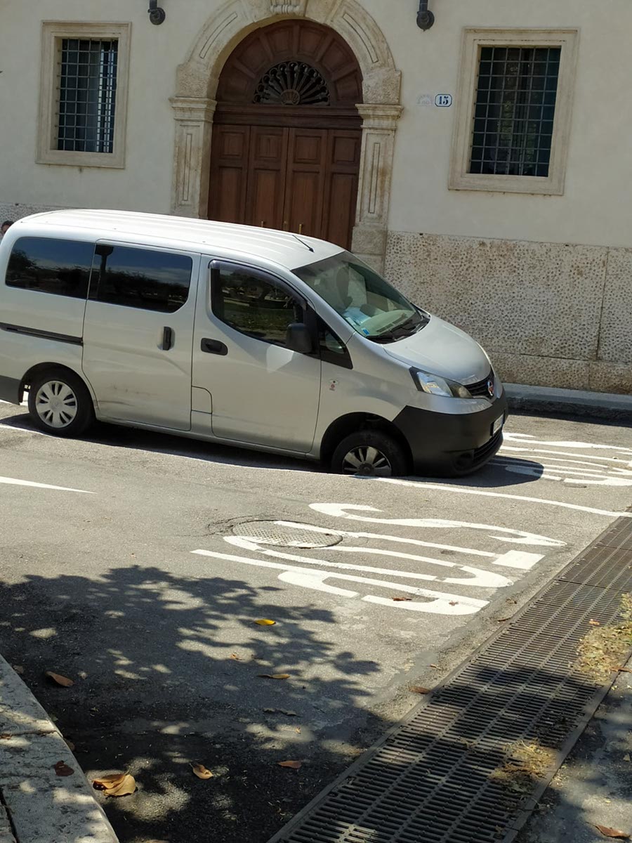 asfalto sfondato piazza isolo