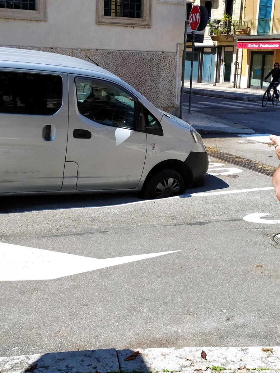 asfalto sfondato piazza isolo