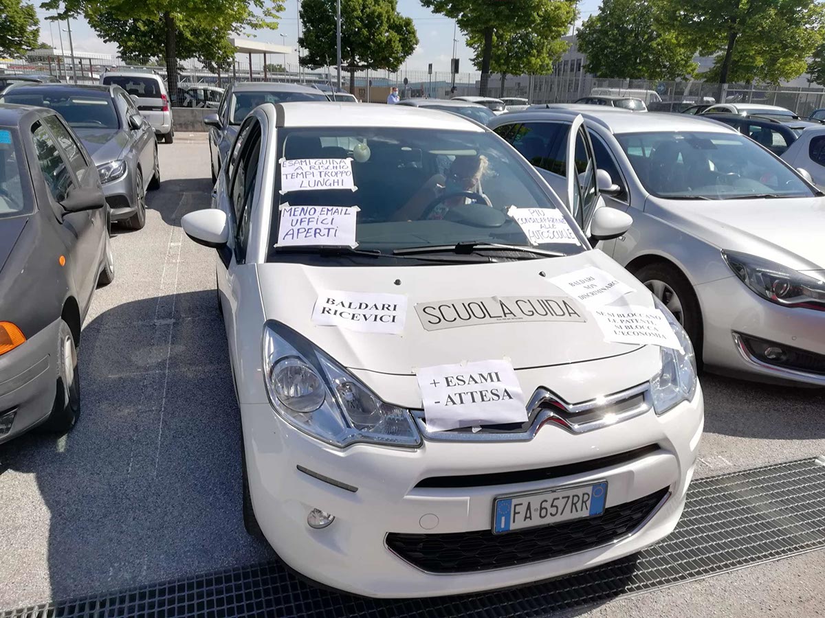 protesta scuole guida
