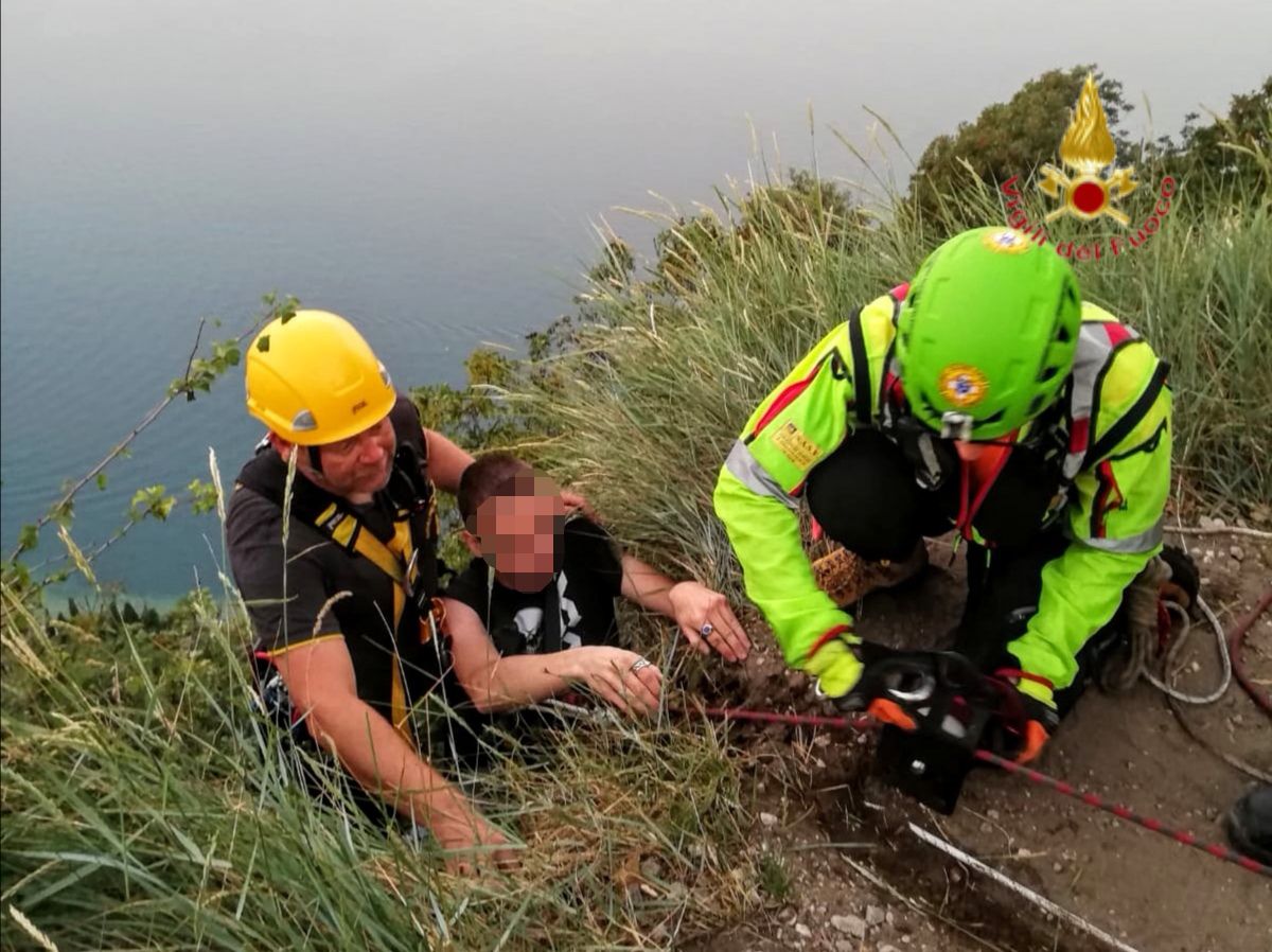 Foto d'archivio. Soccorso alpino in azione alla Rocca di Garda nel 2020