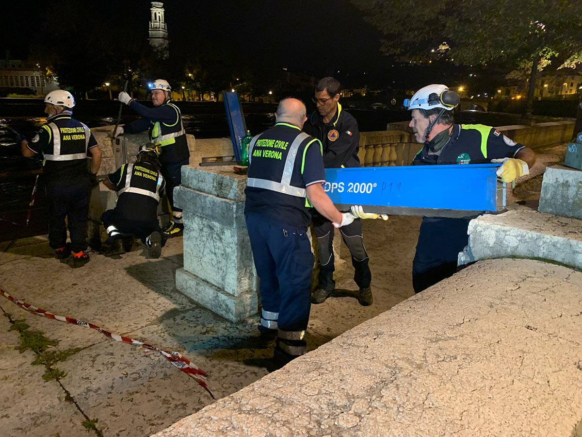 Piena dell'Adige - Protezione Civile al lavoro nella notte a Verona