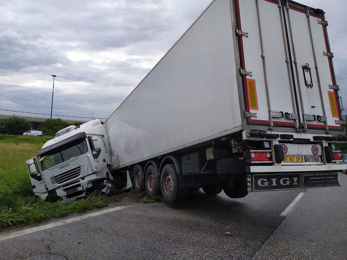 camion uscito tangenziale