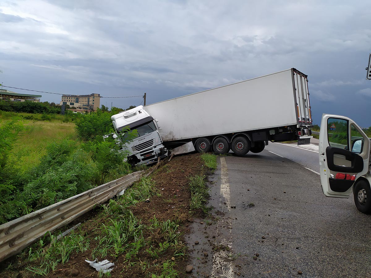 camion uscito tangenziale