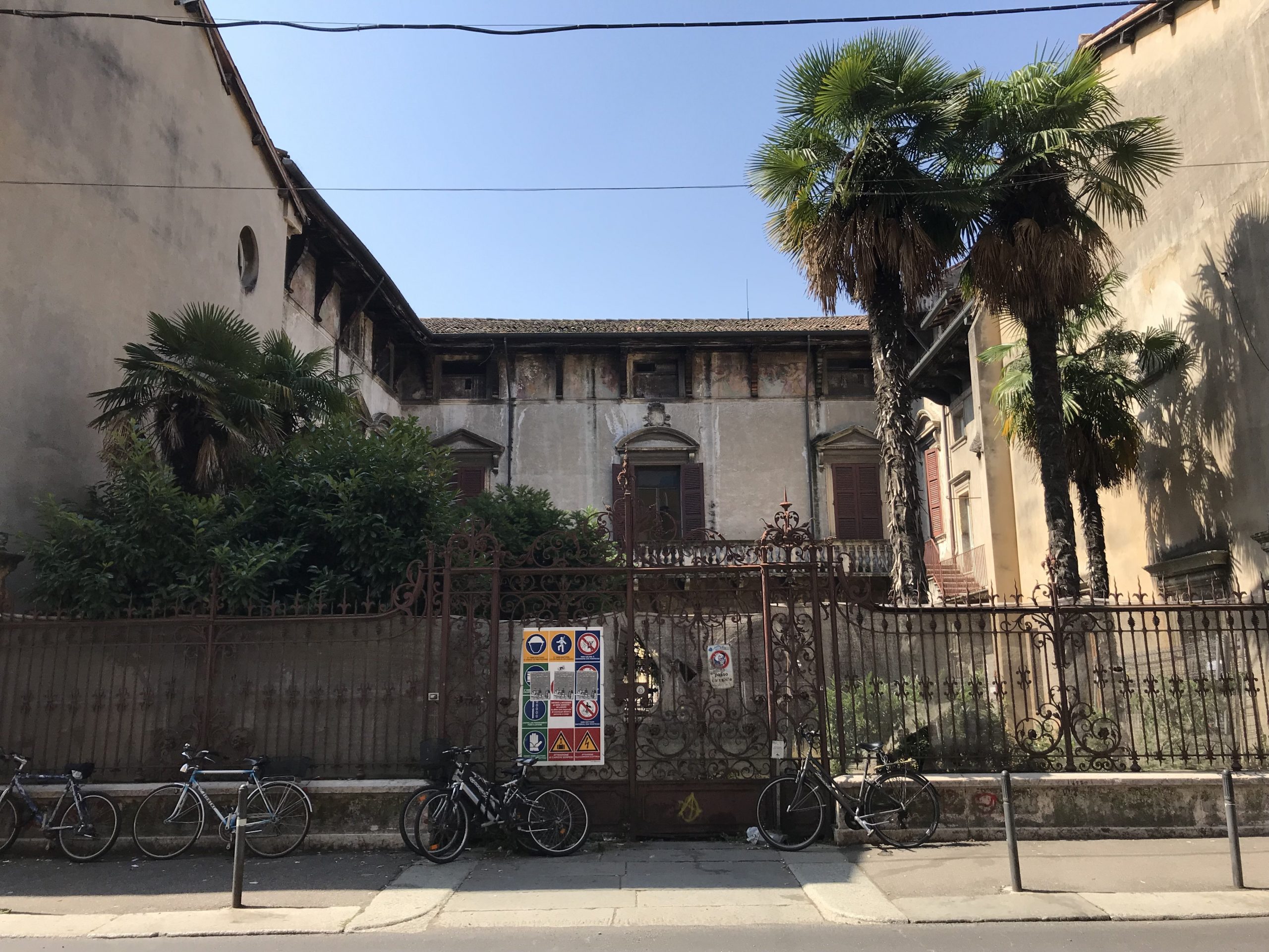 L'ingresso di Palazzo Bocca Trezza in Veronetta.
