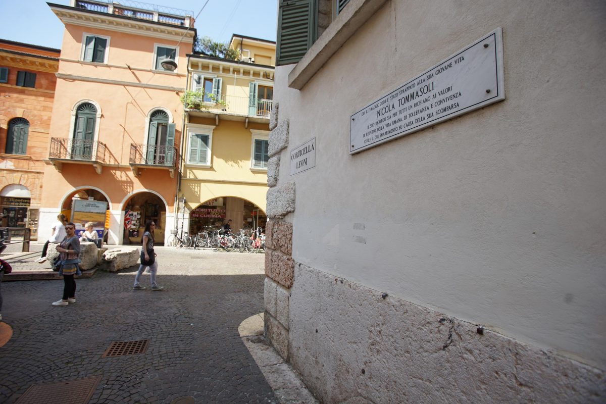 La lapide in corticella Leoni che ricorda Nicola Tommasoli nel luogo dove venne aggredito