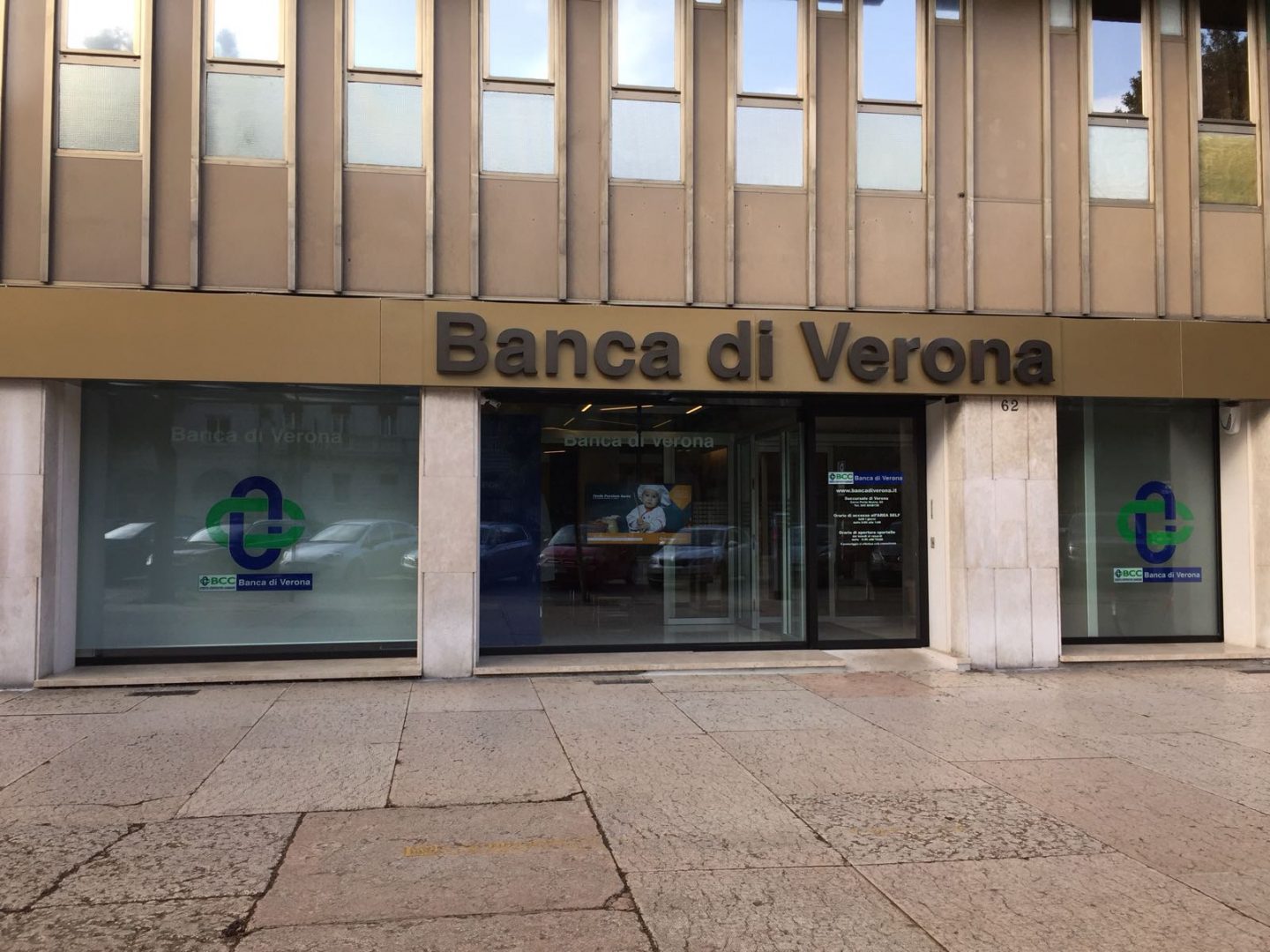 foto insegna Banca di Verona