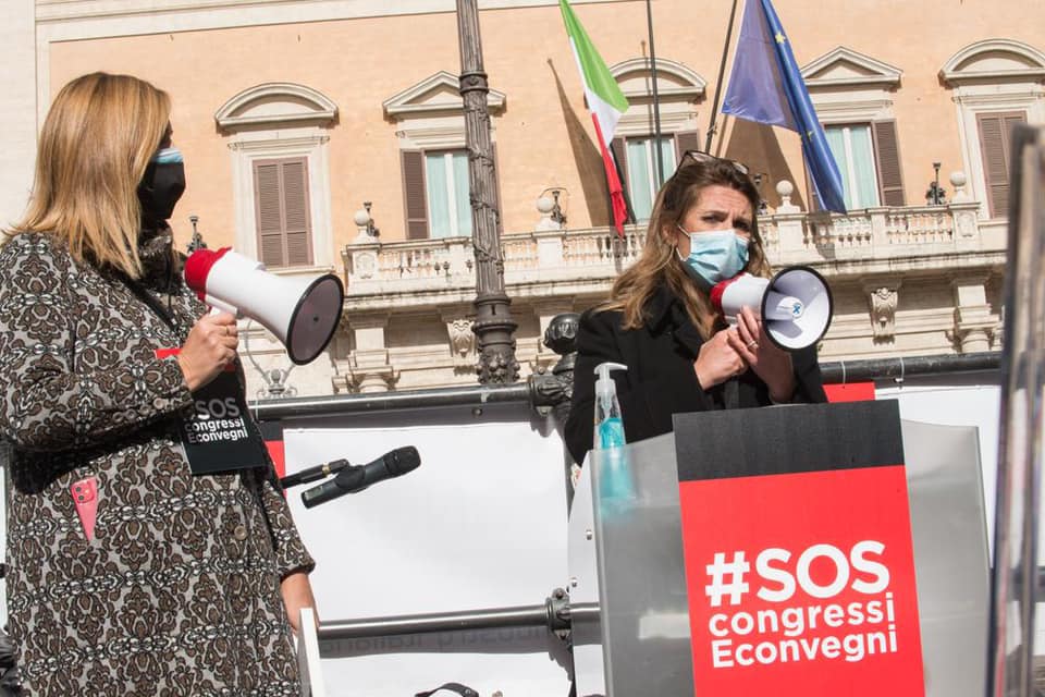Alessandra Albarelli, a sinistra, durante una manifestazione a Roma dell'ottobre 2020. Ora il settore ripiomba nello sconforto.