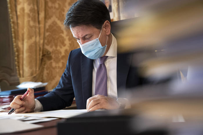 Conte, blocco licenziamenti prolungato a fine marzo