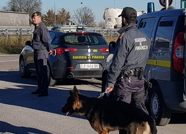 Le operazioni si sono svolte anche con l’ausilio di un’unità cinofila della Guardia di Finanza (Foto Archivio).