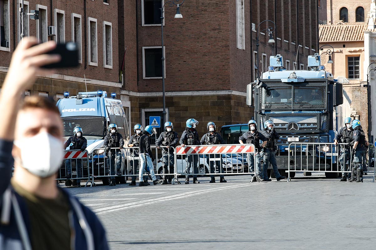 Manifestazione negazionisti bocca verità no mask