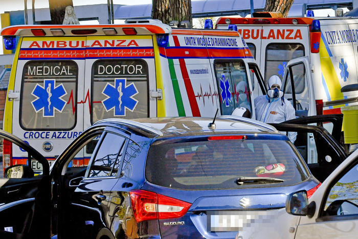 ambulanze napoli covid coronavirus
