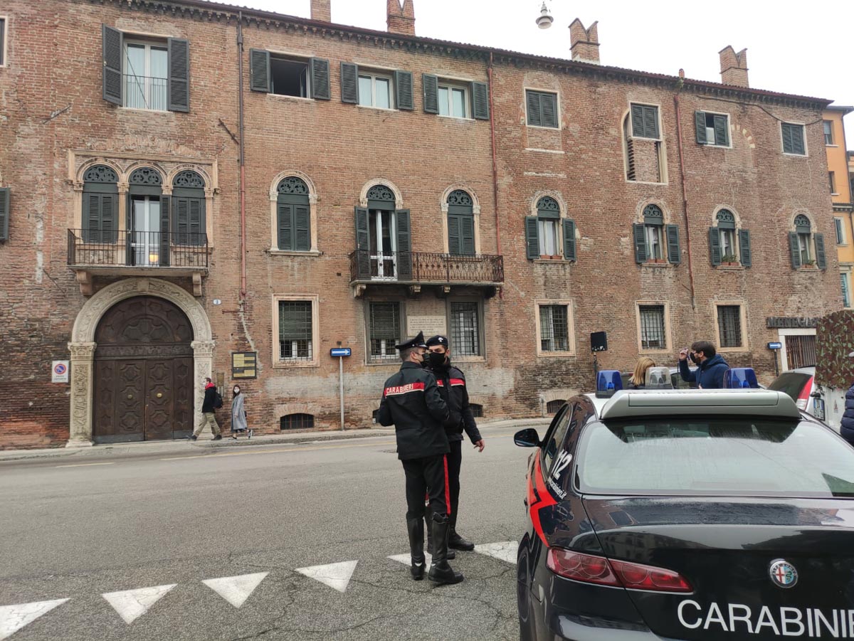 barricato in casa - Carabinieri