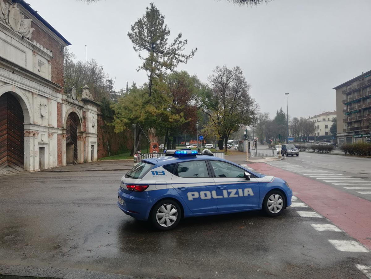 corso venezia aggredisce poliziotti e infermieri