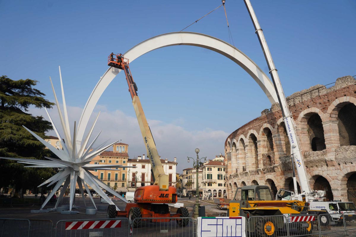 montaggio Stella piazza Bra Arena
