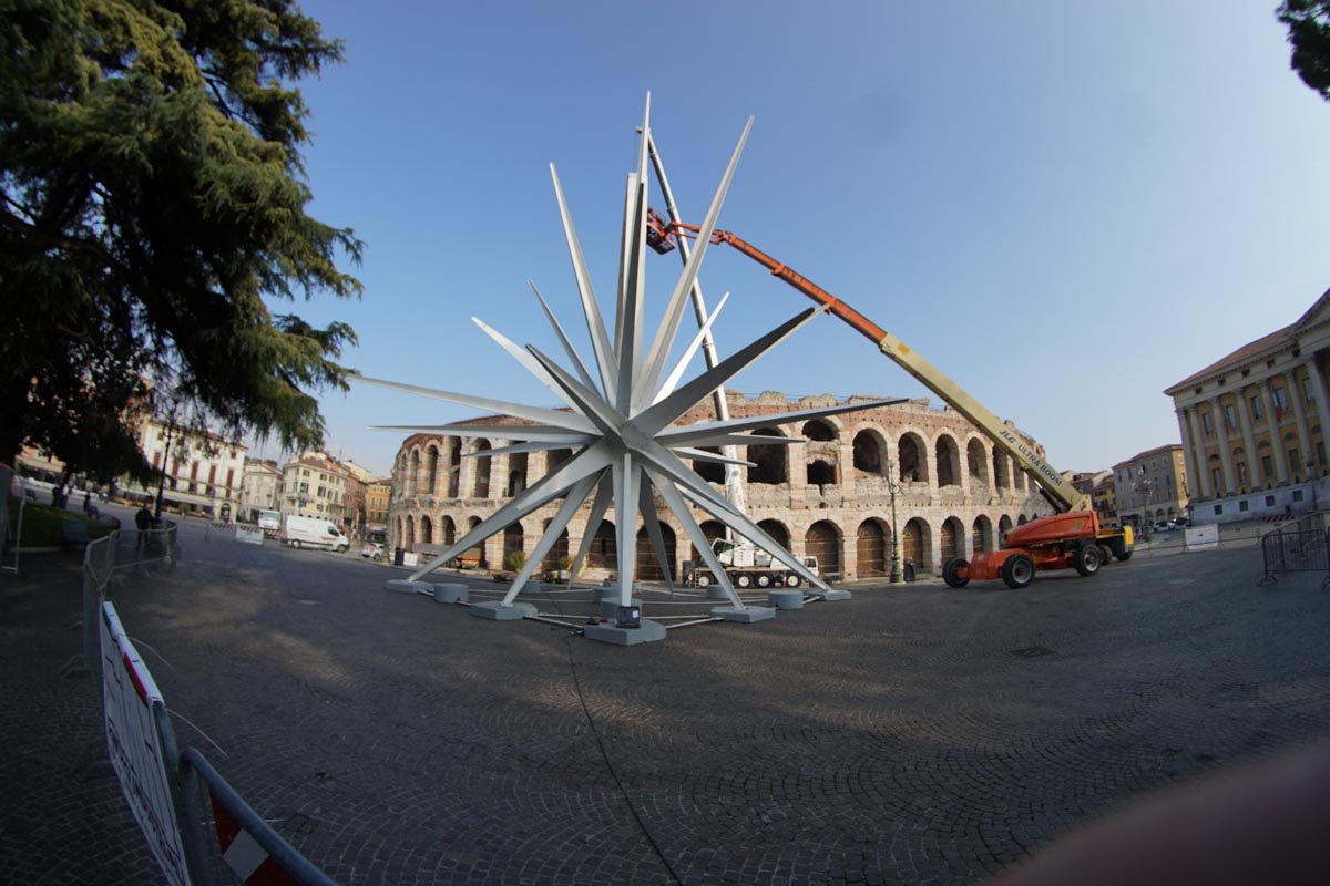 montaggio Stella piazza Bra Arena