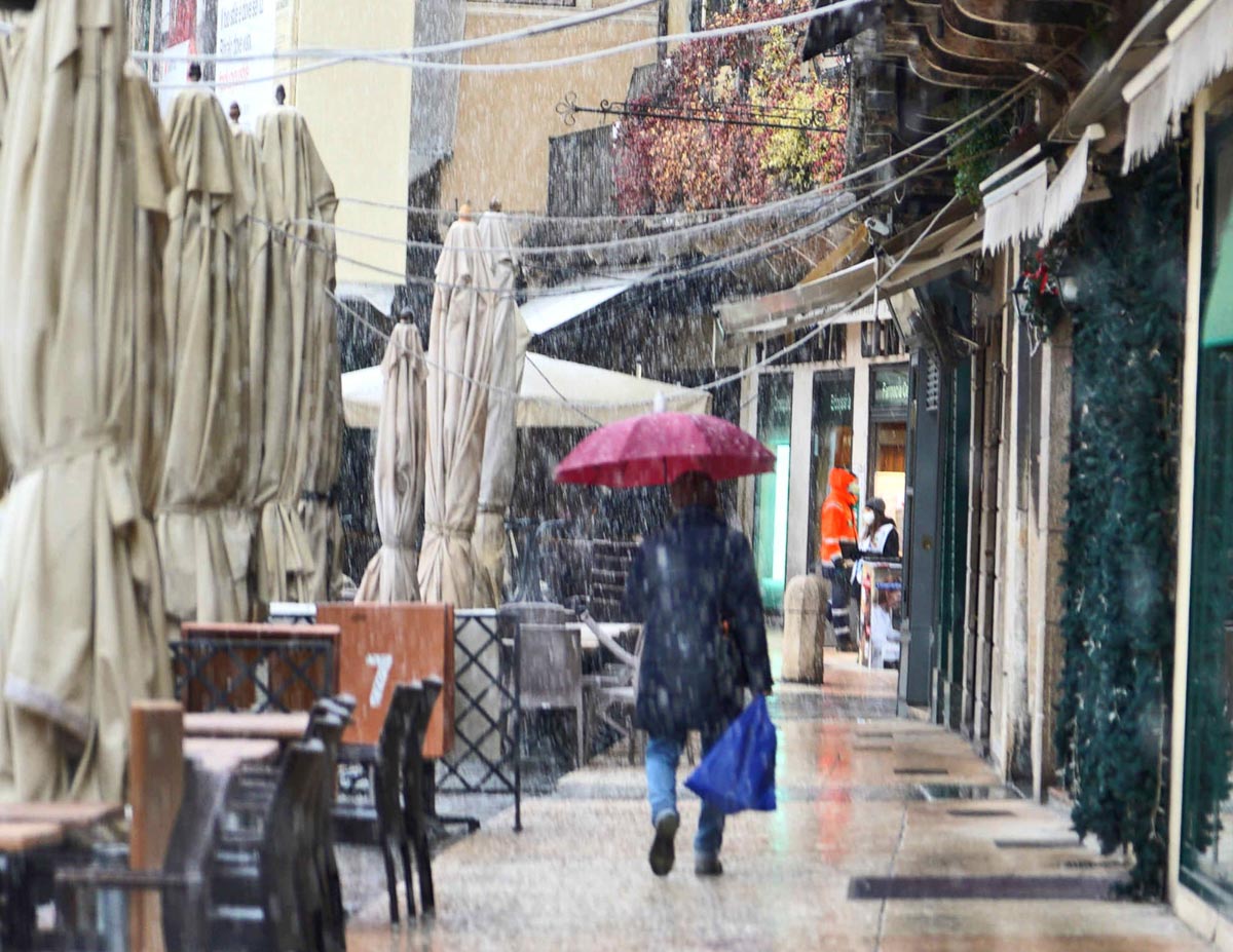neve a Verona piazza Erbe by Angelo
