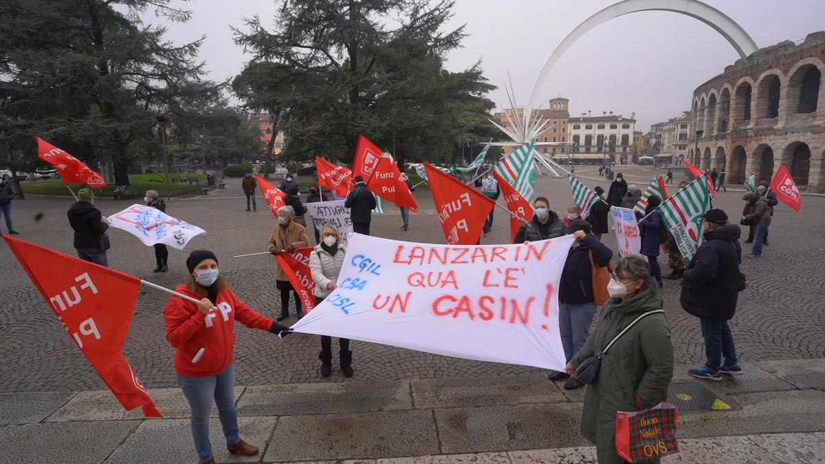 protesta sindacati istituto assistenza anziani piazza bra