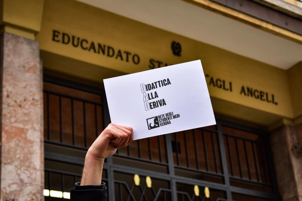studenti e genitori contro la didattica a distanza - scuola - scuole di Verona