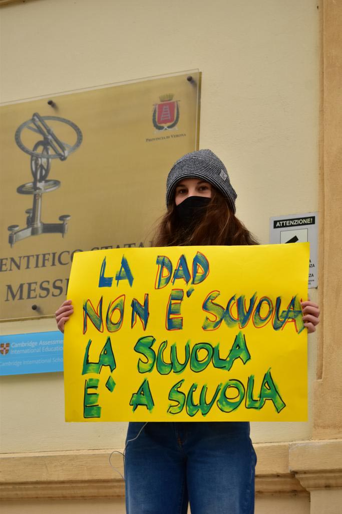 studenti e genitori contro la didattica a distanza - scuola - scuole di Verona