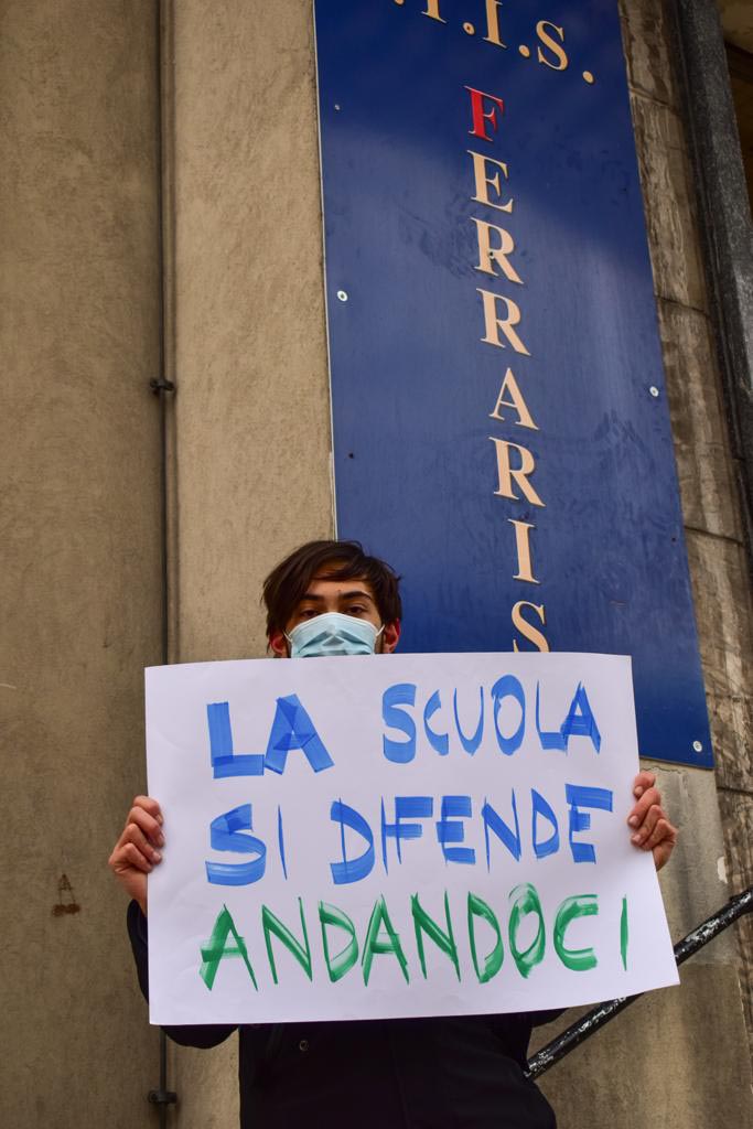 studenti e genitori contro la didattica a distanza - scuola - scuole di Verona