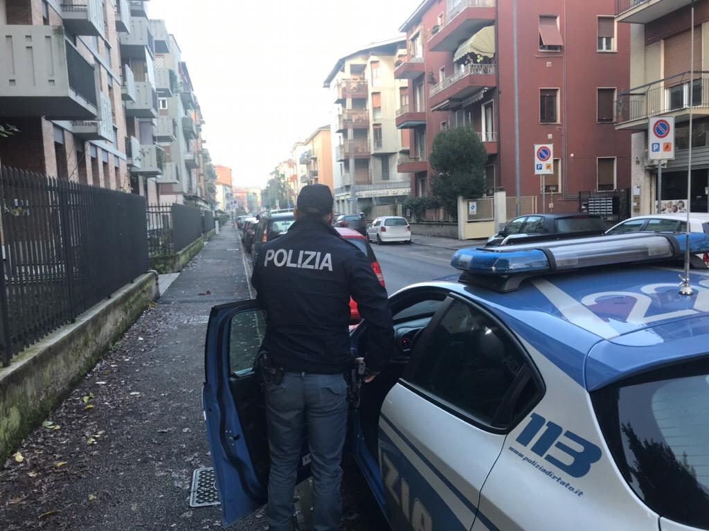 Agenti di polizia nel quartiere Golosine
